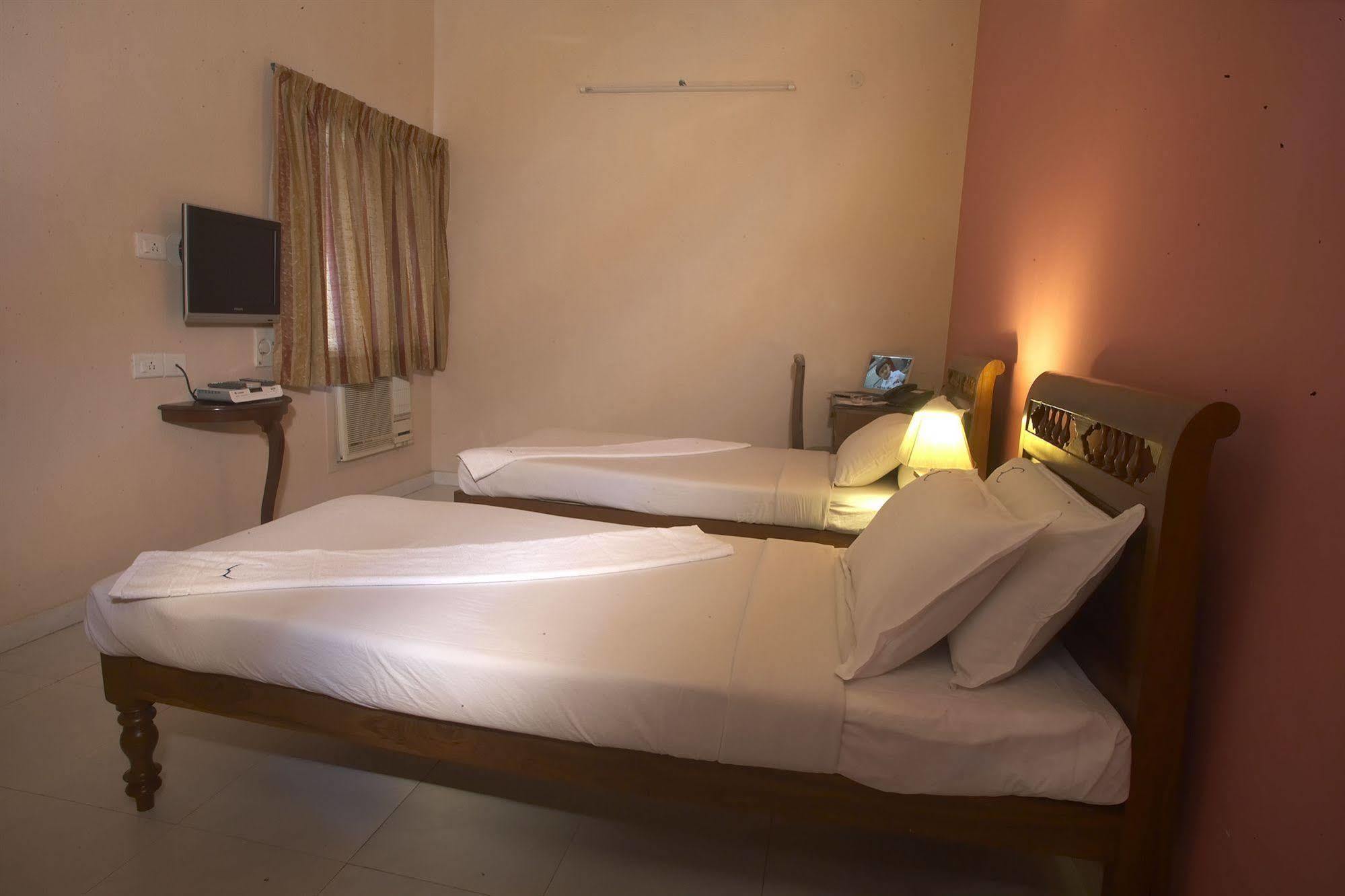Hotel Crescent Inn Chennai Ngoại thất bức ảnh